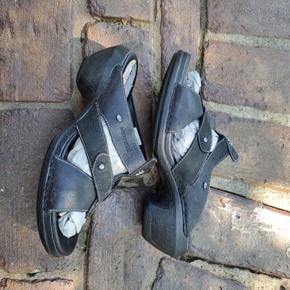 Merrell Kids Black Sandals with Stitch Detail - Picture 3 of 6